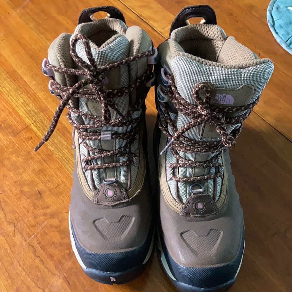 Women’s sz 8.5 Goretex insulated hiking boots. Worn less than 5 times.